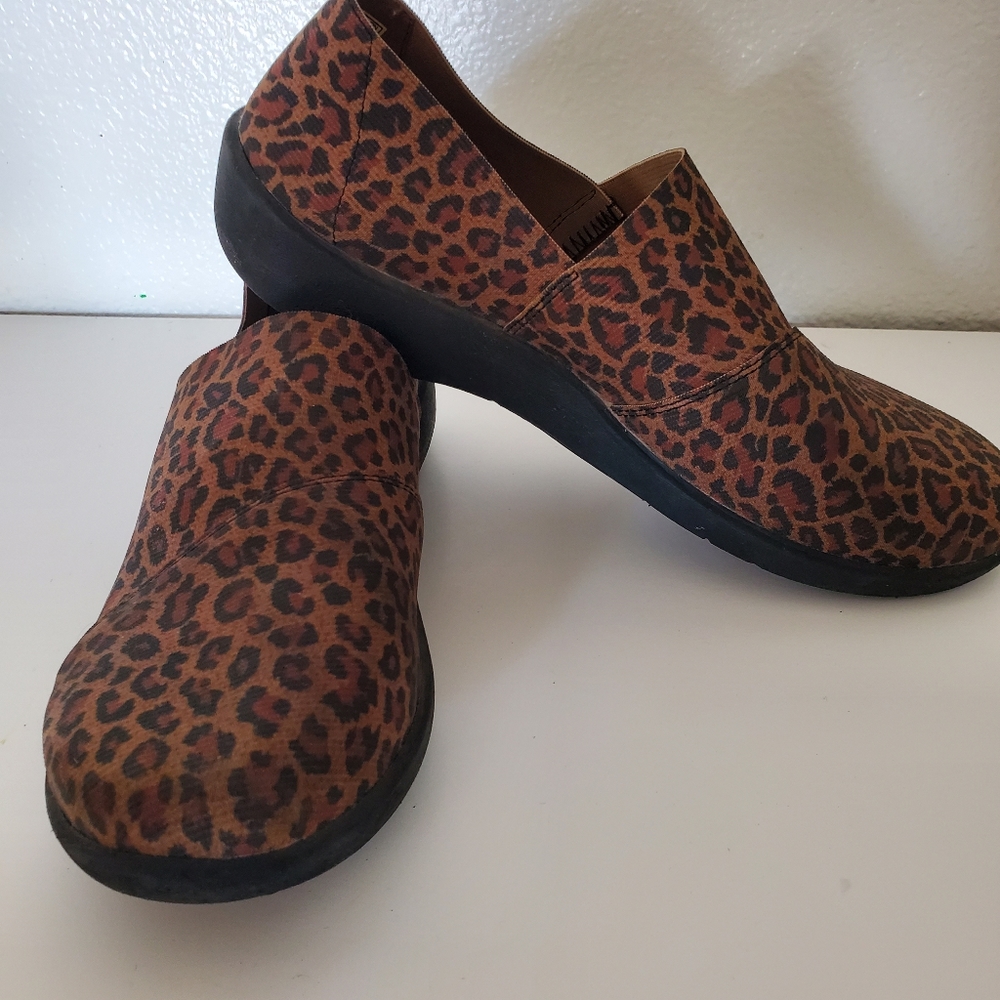 Clarks Steppers Comfort Animal Print Womans Slip On Shoes Size 8.5